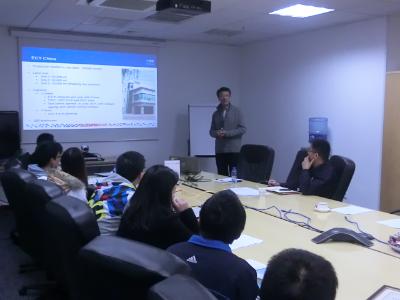 庄信万丰（上海）化工有限公司总经理来钢为获奖学生介绍公司情况